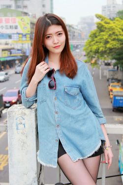 《扒开粉嫩尿口露出大胸美女》